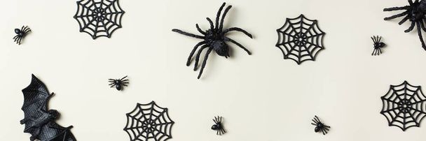 Happy Halloween, Trick oder Leckerbissen Grußkarte mit Fledermäusen, Spinnennetz und Spinne. Flache Legekomposition, Kopiervorlage, Banner - Foto, Bild