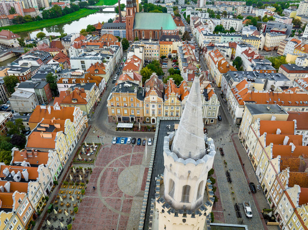 Centro de la ciudad con vista aérea Opole. Arquitectura tradicional desde el aire. Silesia superior. Polonia. Europa. - Foto, imagen
