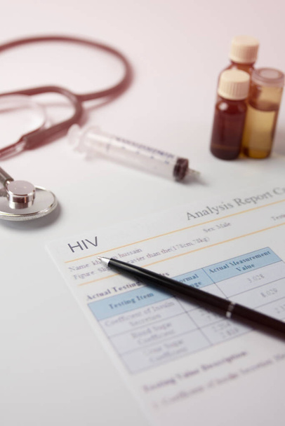 HIV tai AIDS Labor tulos. Siihen kirjoitettu paperi tai arkki HIV-analyysi tai lääketieteellisen testin tuloskäsite - Valokuva, kuva