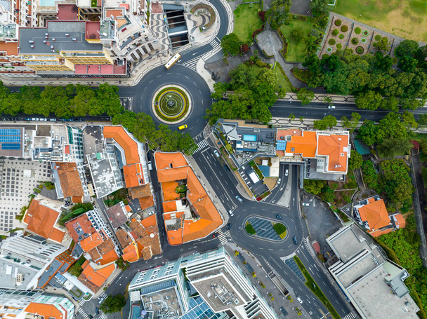 Функциональный вид с воздуха. Фуншал является столицей и крупнейшим городом острова Мадейра в Португалии. Европа.  - Фото, изображение
