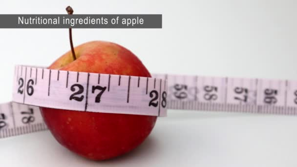 Los ingredientes nutricionales de las manzanas. Un concepto de negocio con gráficos en forma de pastel y frutas. - Metraje, vídeo