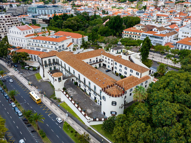 Vista aérea funchal. Funchal es la capital y la ciudad más grande de la isla de Madeira, Portugal. Europa. - Foto, imagen