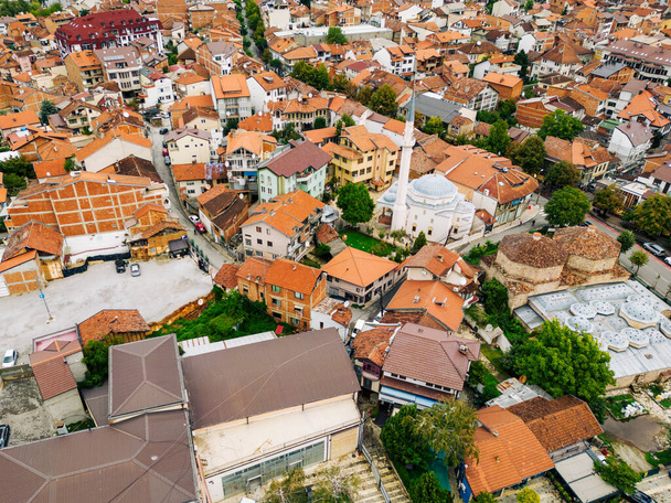 Vista aérea del casco antiguo de Prizren al atardecer. Ciudad histórica y turística situada en Kosovo. Balcanes. Europa.  - Foto, Imagen