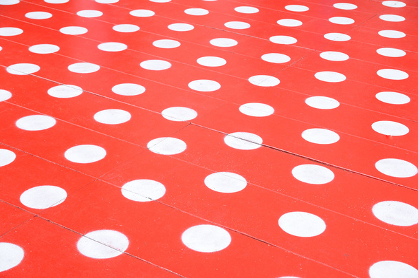 Manchas blancas en el suelo rojo
 - Foto, Imagen