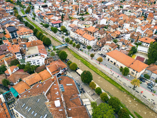 Vista aérea del casco antiguo de Prizren al atardecer. Ciudad histórica y turística situada en Kosovo. Balcanes. Europa.  - Foto, Imagen