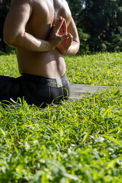 hombre latinoamericano haciendo postura de yoga, postura de yoga, abeja al revés Prsthatah Brahmara, México, bosque - Foto, imagen