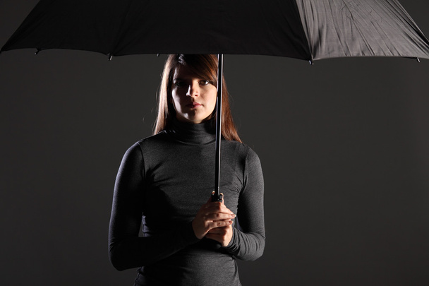 Refugio de tiempos difíciles mujer bajo paraguas
 - Foto, Imagen