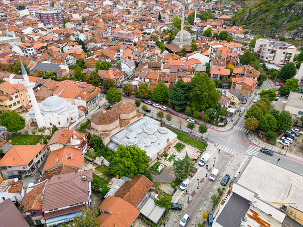 Vista aérea del casco antiguo de Prizren. Mezquita Sinan Pasha. Ciudad histórica y turística situada en Kosovo. Balcanes. Europa.  - Foto, Imagen