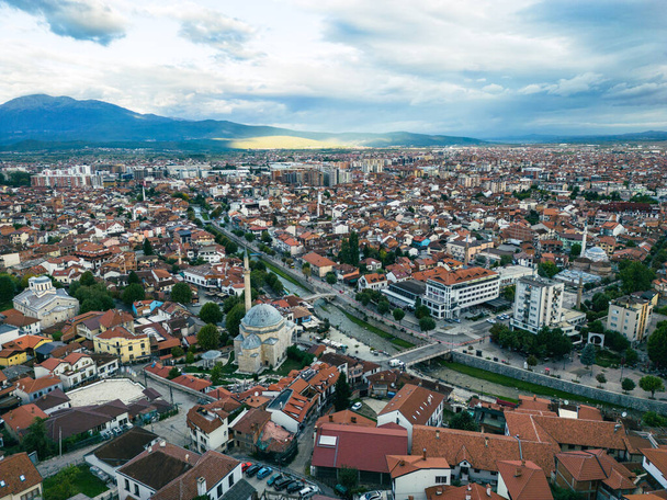 Vista aérea del casco antiguo de Prizren. Mezquita Sinan Pasha. Ciudad histórica y turística situada en Kosovo. Balcanes. Europa.  - Foto, Imagen