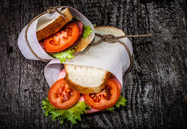 cordel vendado sándwich en una tabla de madera texturizada. teñido
 - Foto, imagen
