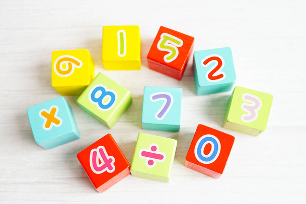 Numero di cubi in blocchi di legno per l'apprendimento Matematica, concetto di educazione matematica. - Foto, immagini