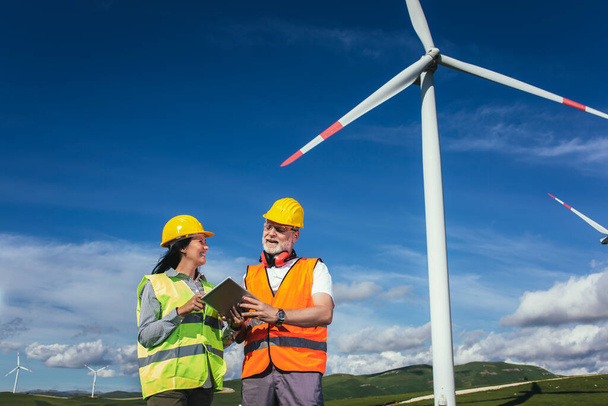 Kontrola inżynierów wiatraków i kontrola postępu turbiny wiatrowej na budowie - Zdjęcie, obraz