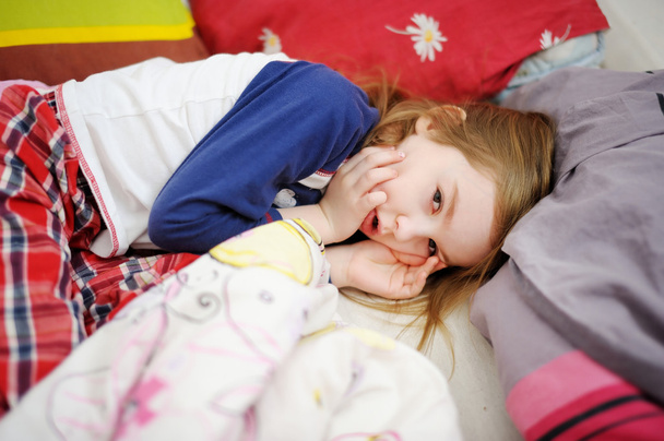 Little preschooler girl in bed - Foto, afbeelding