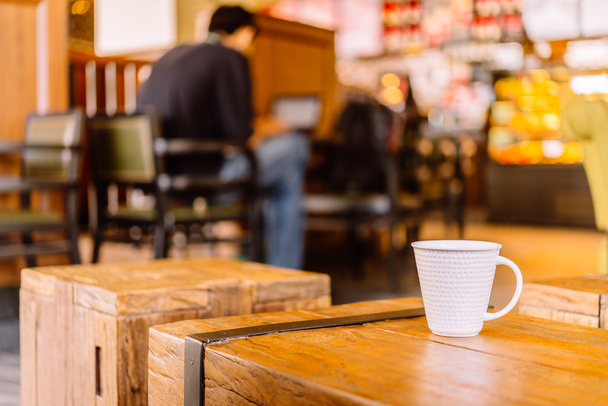 コーヒーショップでのコーヒーマグカップ - 写真・画像