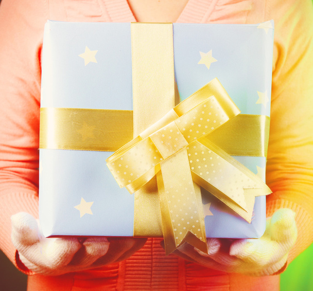 Caja de regalo en mano femenina
 - Foto, Imagen