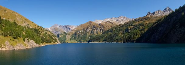 スイス アルプスの Luzzone 湖 - 写真・画像