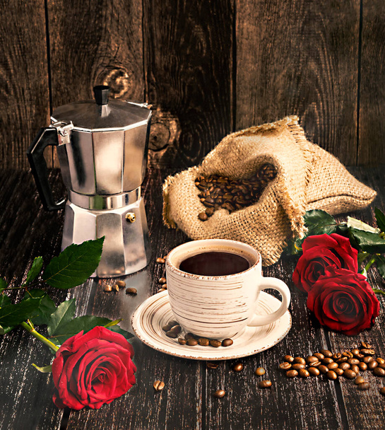 Caffè bianco, chicchi di caffè in un sacchetto, macchina per il caffè geyser. Composizione con rose rosse per la Giornata Internazionale del Caffè su sfondo scuro. Vista laterale. - Foto, immagini