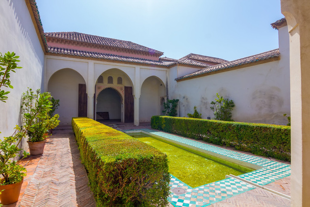 Patios y jardines del famoso Palacio de la Alcazaba en M
 - Foto, Imagen