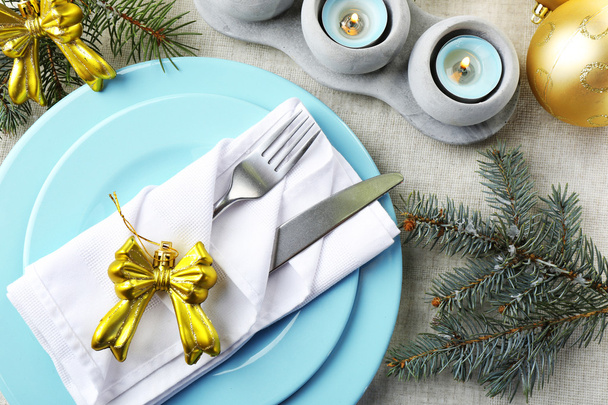 Christmas table setting in blue, golden and whitec olors on grey tablecloth background - Fotoğraf, Görsel