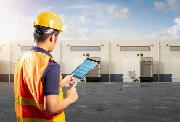Travailleur asiatique ou ingénieur travaillent à l'entrepôt avec tablette numérique - Photo, image