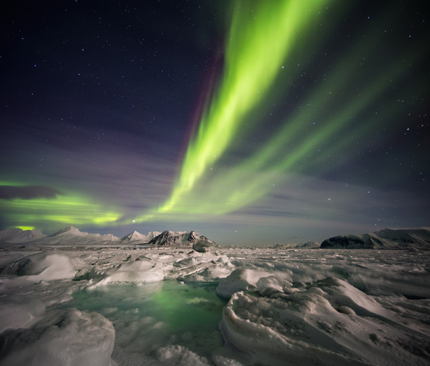 Paisaje inusual del invierno ártico - Fiordo congelado y auroras boreales
 - Foto, imagen