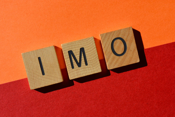 IMO, afkorting voor In Mijn Conclusie in alfabet letters geïsoleerd op achtergrond als banner headline - Foto, afbeelding