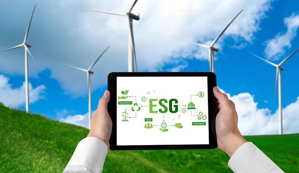 Transformation d'entreprise verte pour l'économie de l'environnement et concept d'entreprise ESG. Homme d'affaires utilisant la tablette pour fixer l'objectif de l'entreprise vers une gestion respectueuse de l'environnement et une utilisation alternative de l'énergie propre. - Photo, image