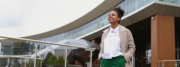 muotokuva menestyksekkäästä afrikkalaisesta amerikkalaisesta naisesta toimistorakennuksen taustaa vasten. - Valokuva, kuva