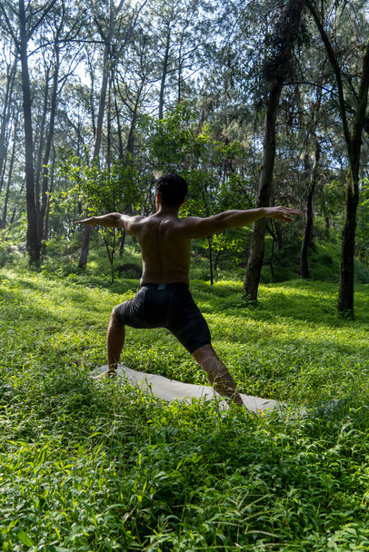 mies nähty läheltä, ilman paitaa tekee venytyksiä jooga matto, liikunta, Meksiko latinalaisamerikkalainen - Valokuva, kuva