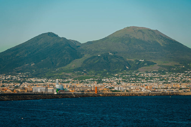 Näkymä Vesuvion kansallispuistoon Napolista. - Valokuva, kuva