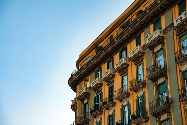 Ενημερώθηκε πρόσοψη κτιρίου στη Νάπολη, Ιταλία. - Φωτογραφία, εικόνα