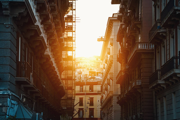 Типичная итальянская улица в Неаполе, Италия. - Фото, изображение