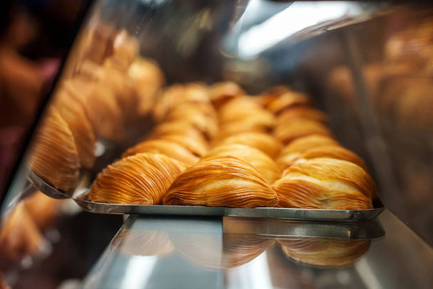 Fresh pastries on display in the store. - Foto, Imagem