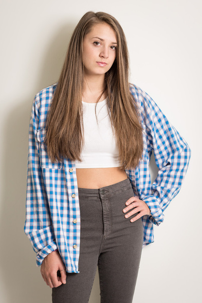 Bella ragazza adolescente in un top bianco e camicia blu
 - Foto, immagini