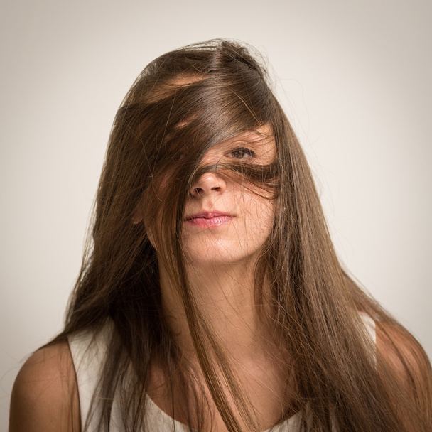 Fiatal nő, Hírnök-up haj - Fotó, kép