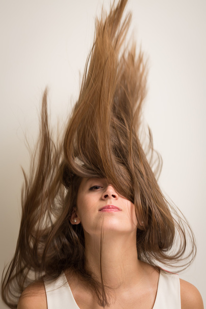Mulher lançando seu cabelo para cima
 - Foto, Imagem