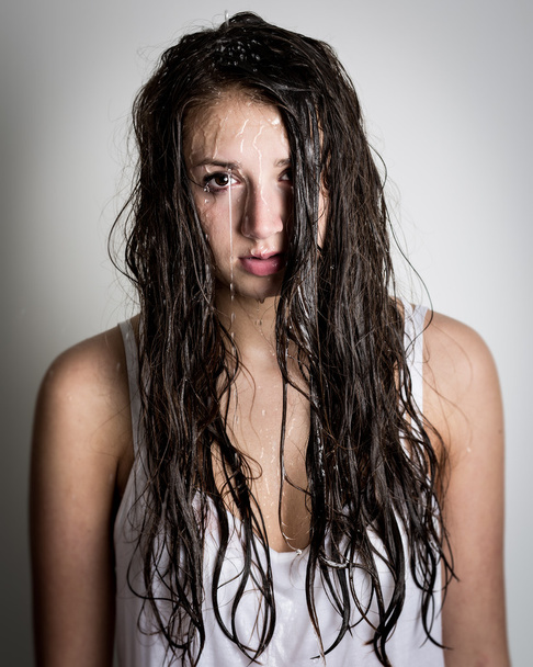 10 代の少女の顔を水が流れ - 写真・画像