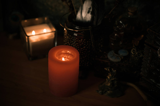  Svíčky hoří na oltáři, svíčky magie, čistá aura a negativní energie, wicca koncept - Fotografie, Obrázek