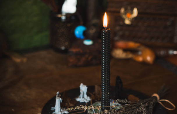  Kerzen brennen auf dem Altar, Kerzenzauber, saubere Aura und negative Energie, Wicca-Konzept - Foto, Bild
