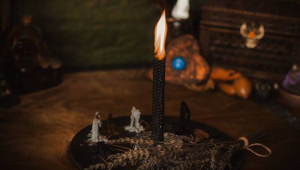  Свечи горят на алтаре, магия свечей, чистая аура и негативная энергия, концепция викки - Фото, изображение