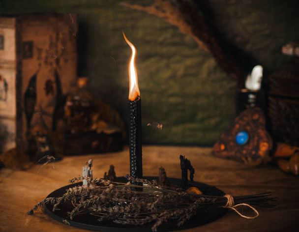  Kerzen brennen auf dem Altar, Kerzenzauber, saubere Aura und negative Energie, Wicca-Konzept - Foto, Bild