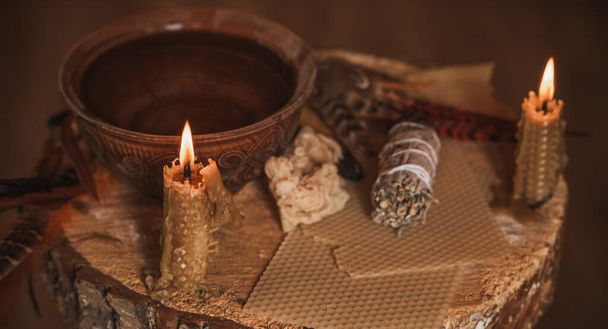  Kynttilä palaa alttarilla, kynttilät maaginen, puhdas aura ja negatiivinen energia, wicca käsite - Valokuva, kuva