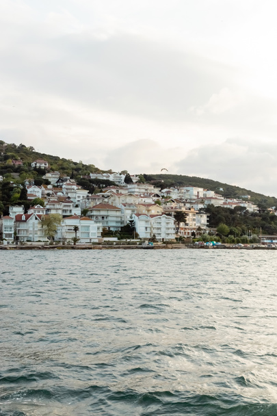 fehér és modern török házak közelében tengerpart hercegnő szigetek pulyka  - Fotó, kép
