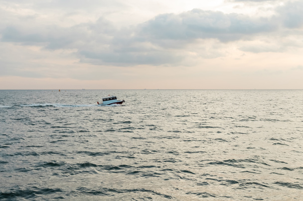 modern fehér hajó vitorlázás hullámos tenger bosporus naplementekor  - Fotó, kép