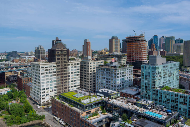 In questa aerea vista panoramica New York Cityscape America, vediamo il centro di Brooklyn sull'orizzonte del fiume Hudson del paesaggio urbano - Foto, immagini