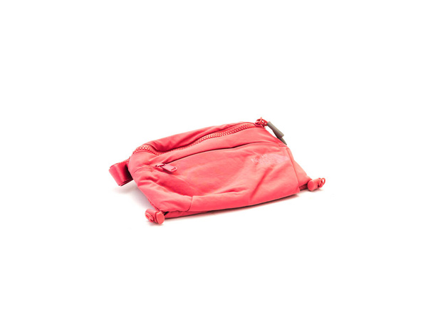 Вид зверху рожевий фанні пакет сумка для талії для жінок ізольовані на білому тлі. Новий поясний мішок або хрестоподібний кузов з захищеними блискавками
 - Фото, зображення