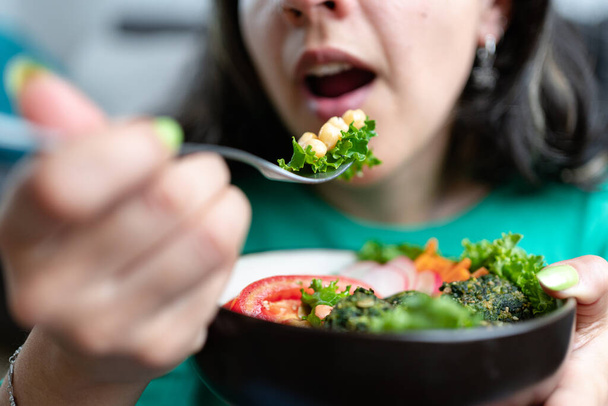 Женщина ест вегетарианский обед. Вегетарианская и растительная концепция питания. Крупный план - Фото, изображение