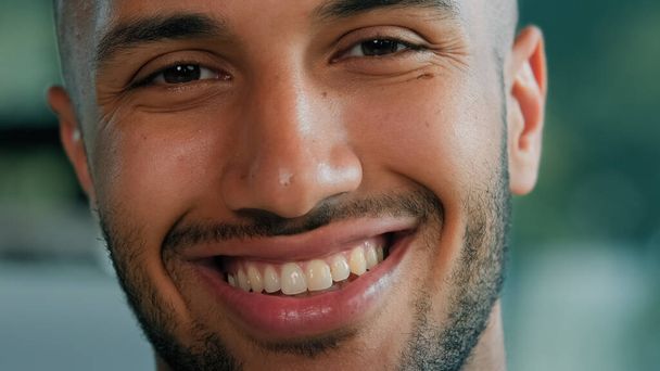 Close up cabeça tiro macho retrato alegre alegre despreocupado sorrindo Africano Latina cara homem empresário cliente saudável barbudo chefe empreendedor modelo com dentes brancos sorriso dental olhando para a câmera - Foto, Imagem