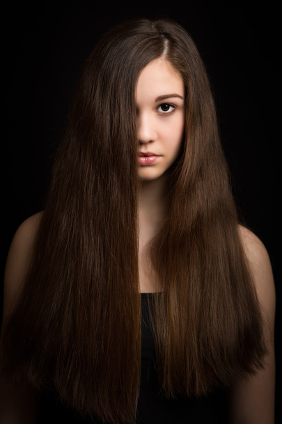 Kaunis brunette tyttö pitkät hiukset
 - Valokuva, kuva