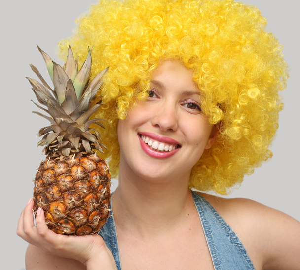 Beautiful woman with pineapple - Fotoğraf, Görsel